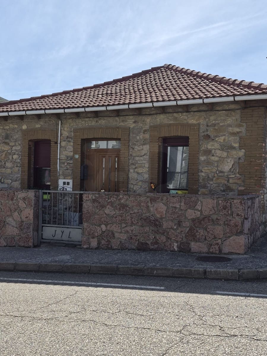 Casa de 3 habitaciones en Villamanín en venta - 105.000 € (Ref: 10042053)
