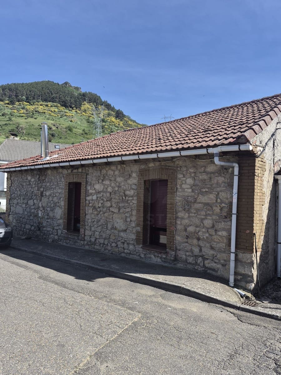 Casa de 3 habitaciones en Villamanín en venta - 105.000 € (Ref: 10042053)