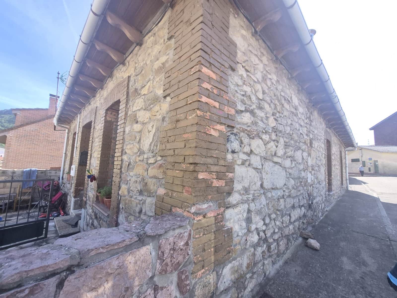 Casa de 3 habitaciones en Villamanín en venta - 105.000 € (Ref: 10042053)
