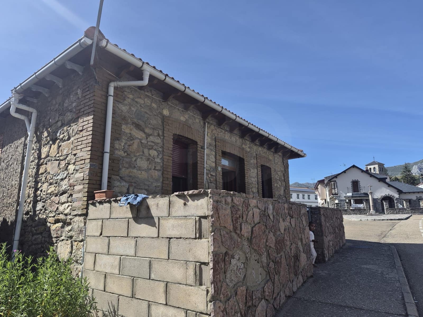 Casa de 3 habitaciones en Villamanín en venta - 105.000 € (Ref: 10042053)