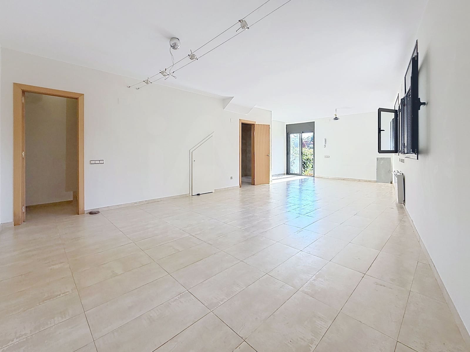 3 bedroom Townhouse for sale in Terrassa with garage - € 368,000 (Ref: 10042404)