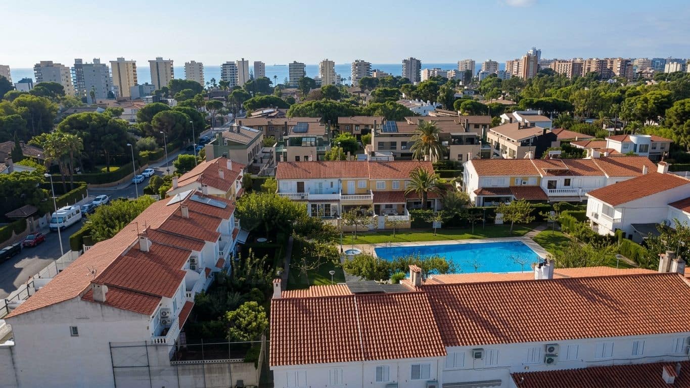 4 bedroom Townhouse for sale in Benicassim with pool garage - € 395,000 (Ref: 10044341)