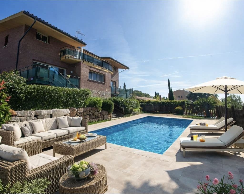 7 bedroom Townhouse for sale in Sant Vicenc de Montalt with garage - € 890,000 (Ref: 10050522)