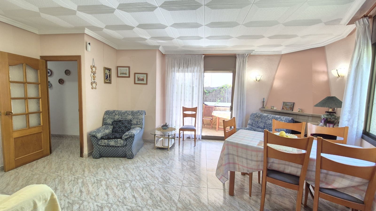 5 bedroom Villa for sale in Calafell with garage - € 324,500 (Ref: 10051856)
