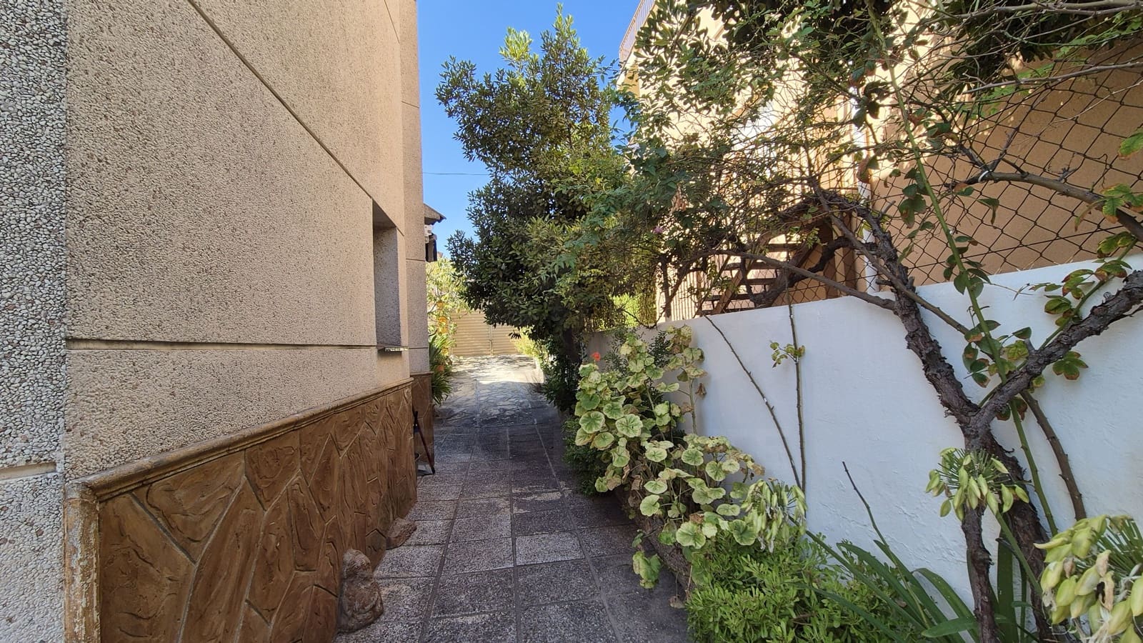 5 bedroom Villa for sale in Calafell with garage - € 324,500 (Ref: 10051856)