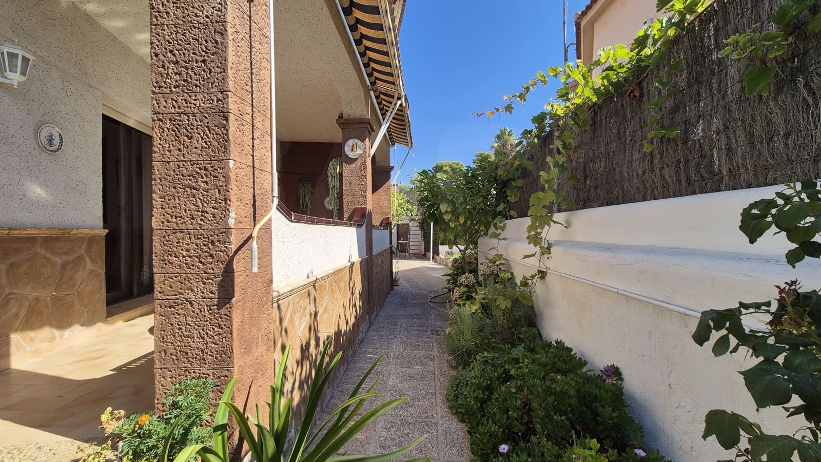 5 bedroom Villa for sale in Calafell with garage - € 324,500 (Ref: 10051856)