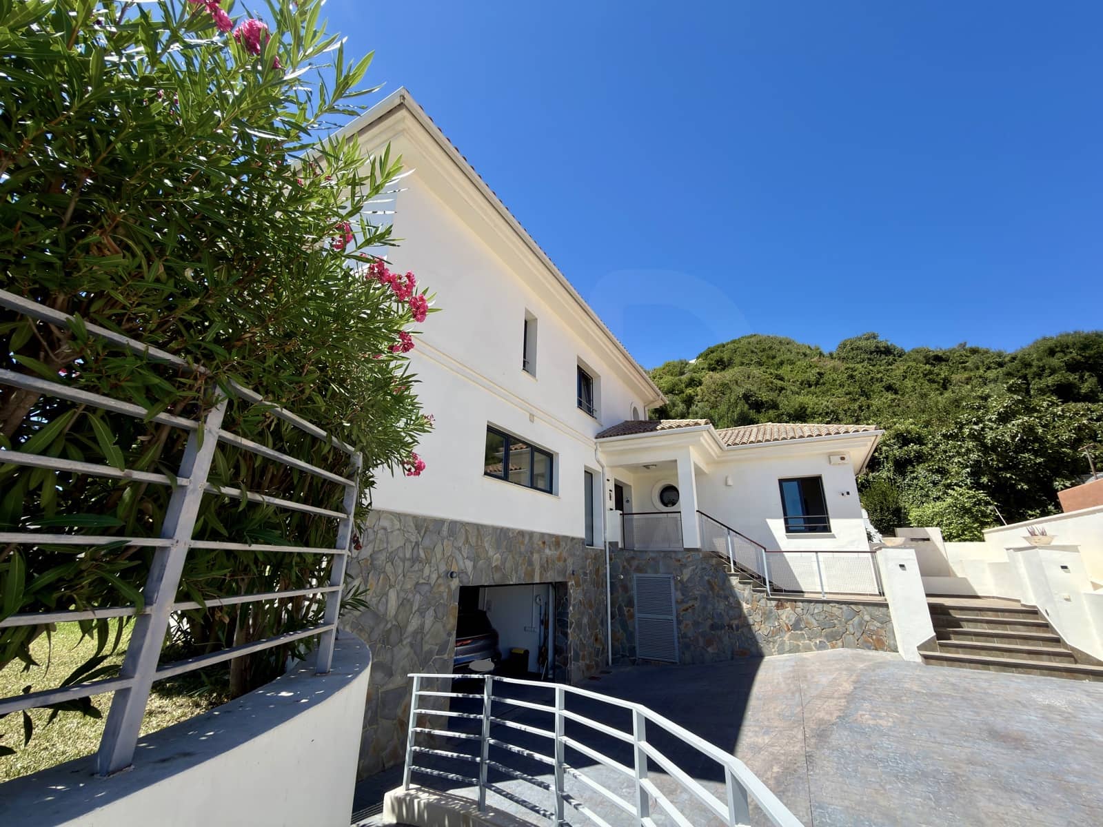 4 soveværelse Villa til salg i Algeciras med swimmingpool garage - € 950.000 (Ref: 10052121)