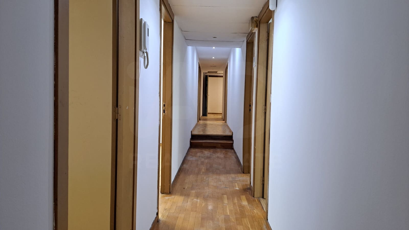 Commercial for sale in Barcelona city - € 225,000 (Ref: 10057901)