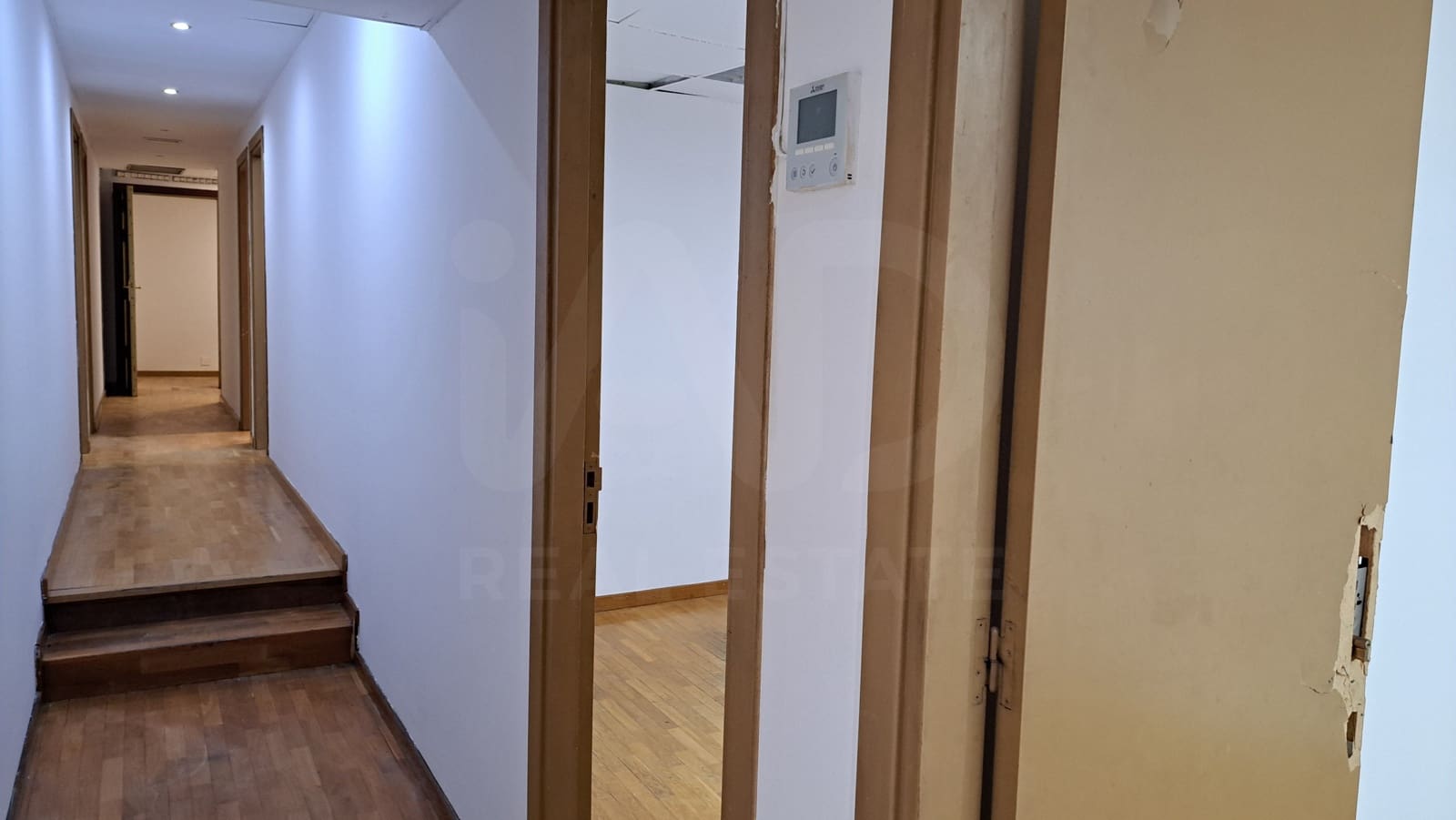 Commercial for sale in Barcelona city - € 225,000 (Ref: 10057901)