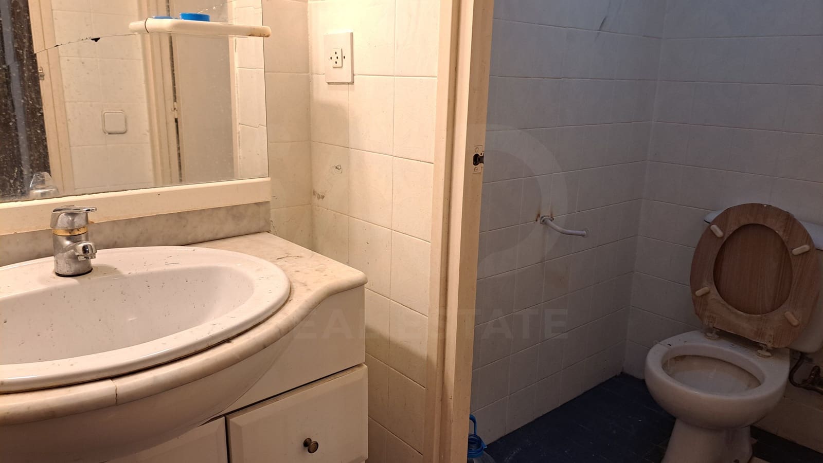 Commercial for sale in Barcelona city - € 225,000 (Ref: 10057901)