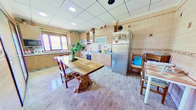 4 bedroom Villa for sale in Cox with pool - € 345,000 (Ref: 10059193)