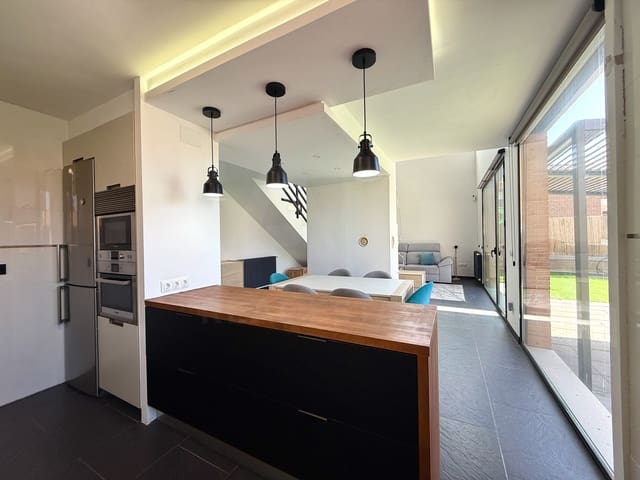 4 soveværelse Byhus til salg i El Mapa, Chiloeches med swimmingpool garage - € 420.000 (Ref: 10061105)