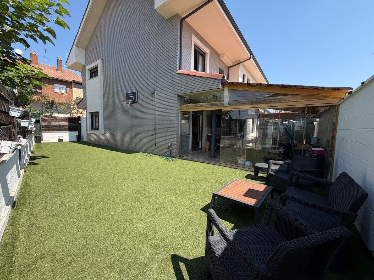 Adosado de 5 habitaciones en Valverde de la Virgen en venta con garaje - 289.600 € (Ref: 10063683)