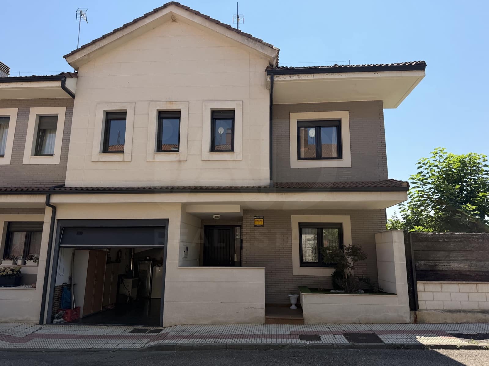 Adosado de 5 habitaciones en Valverde de la Virgen en venta con garaje - 289.600 € (Ref: 10063683)