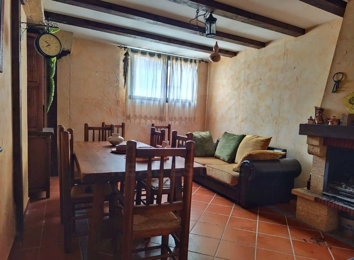 4 bedroom Terraced Villa for sale in Laguna de Duero with garage - € 385,000 (Ref: 10077062)
