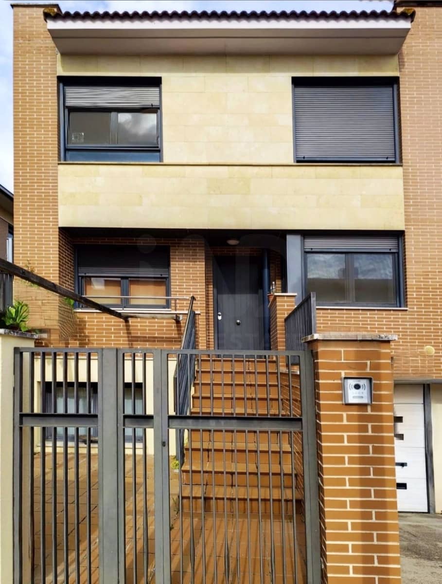 4 bedroom Terraced Villa for sale in Laguna de Duero with garage - € 385,000 (Ref: 10077062)