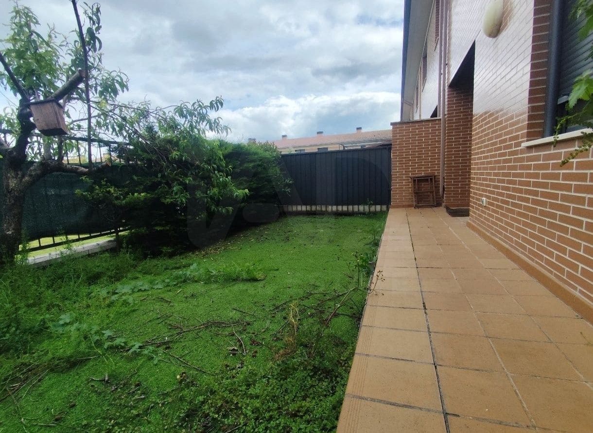 4 bedroom Terraced Villa for sale in Laguna de Duero with garage - € 385,000 (Ref: 10077062)