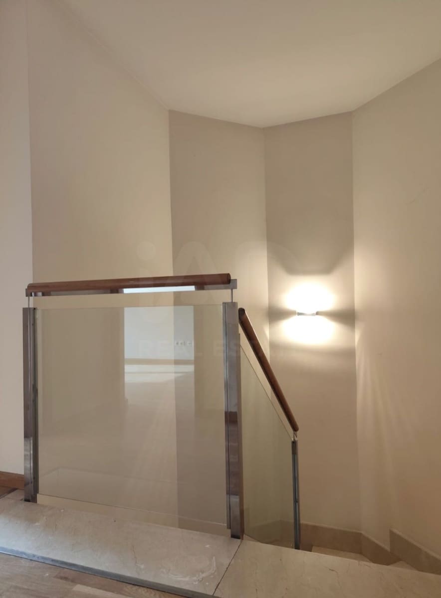 4 bedroom Terraced Villa for sale in Laguna de Duero with garage - € 385,000 (Ref: 10077062)