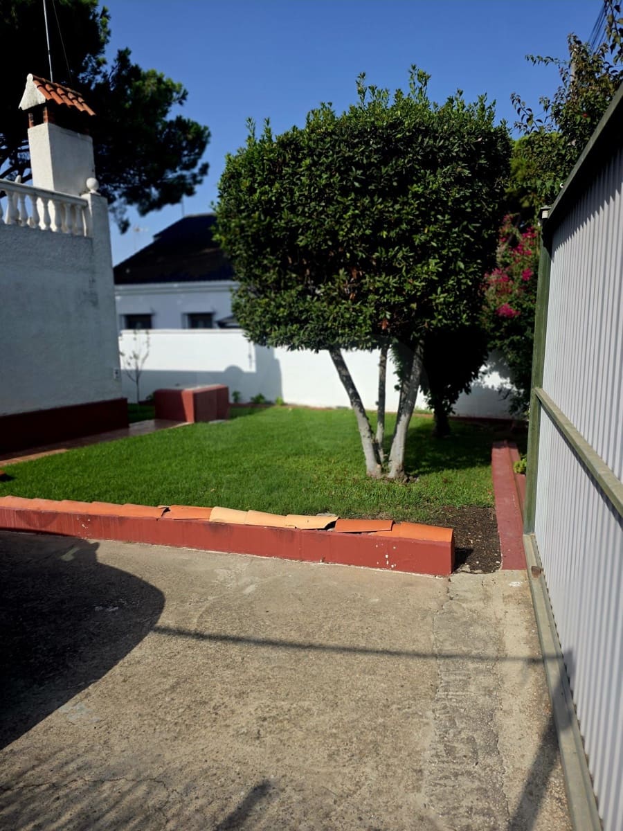 3 bedroom Villa for sale in Chiclana de la Frontera with pool - € 299,500 (Ref: 10077067)