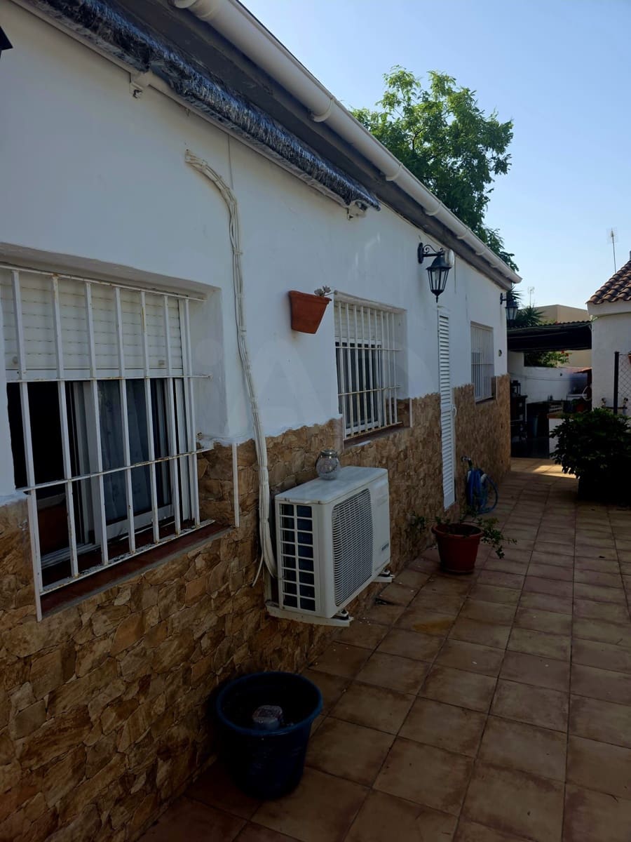 3 bedroom Villa for sale in Chiclana de la Frontera with pool - € 299,500 (Ref: 10077067)