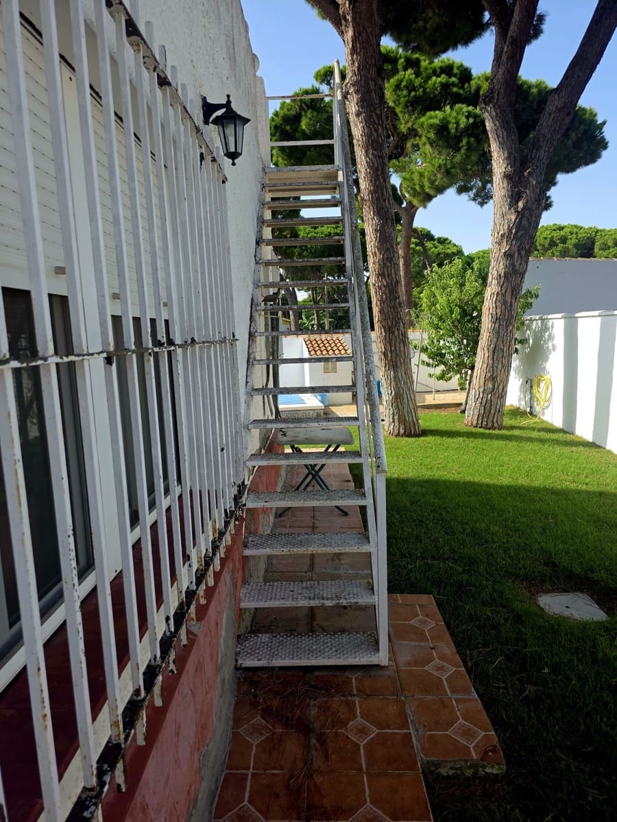 3 bedroom Villa for sale in Chiclana de la Frontera with pool - € 299,500 (Ref: 10077067)
