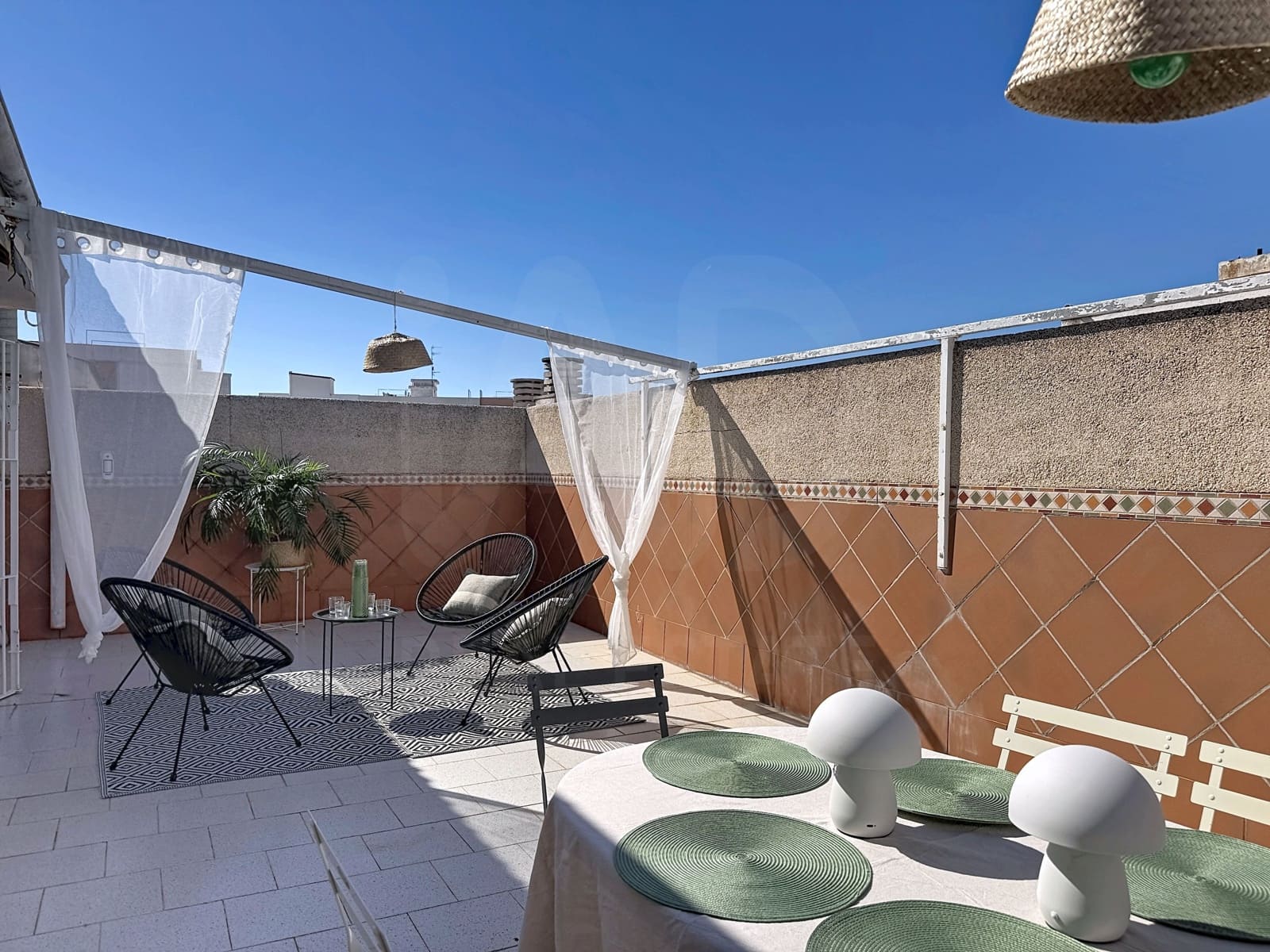 4 bedroom Penthouse for sale in Vilanova i la Geltru with garage - € 430,000 (Ref: 10077396)