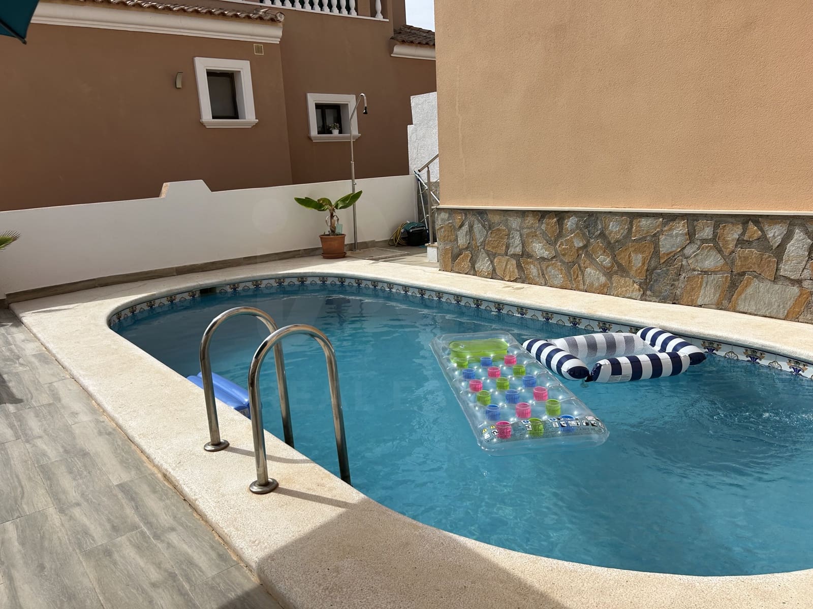Casa de 4 habitaciones en San Miguel de Salinas en venta con piscina - 385.000 € (Ref: 10085057)
