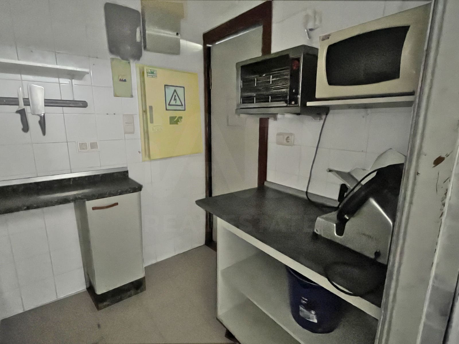 Commercial for sale in Leon city - € 94,000 (Ref: 10086766)