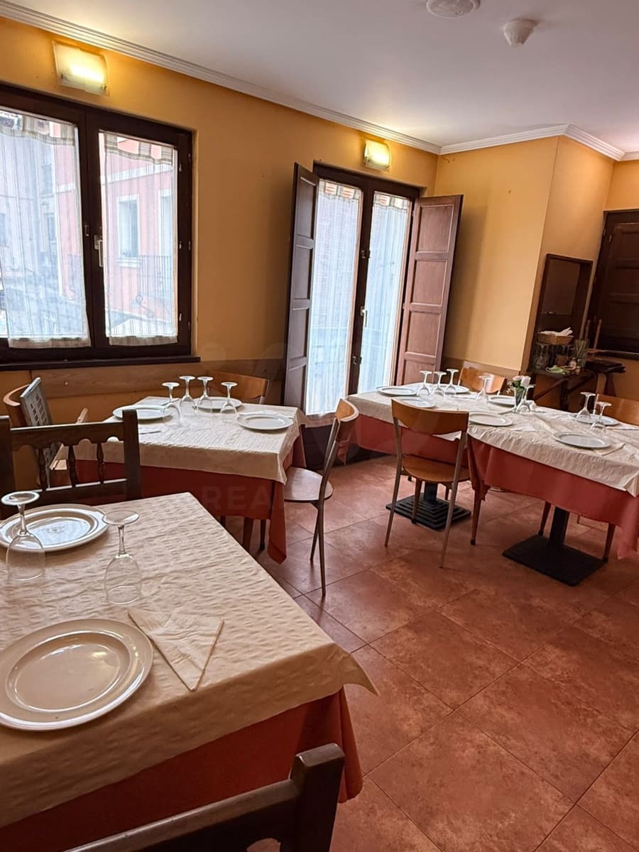 Commercial for sale in Leon city - € 220,000 (Ref: 10086771)