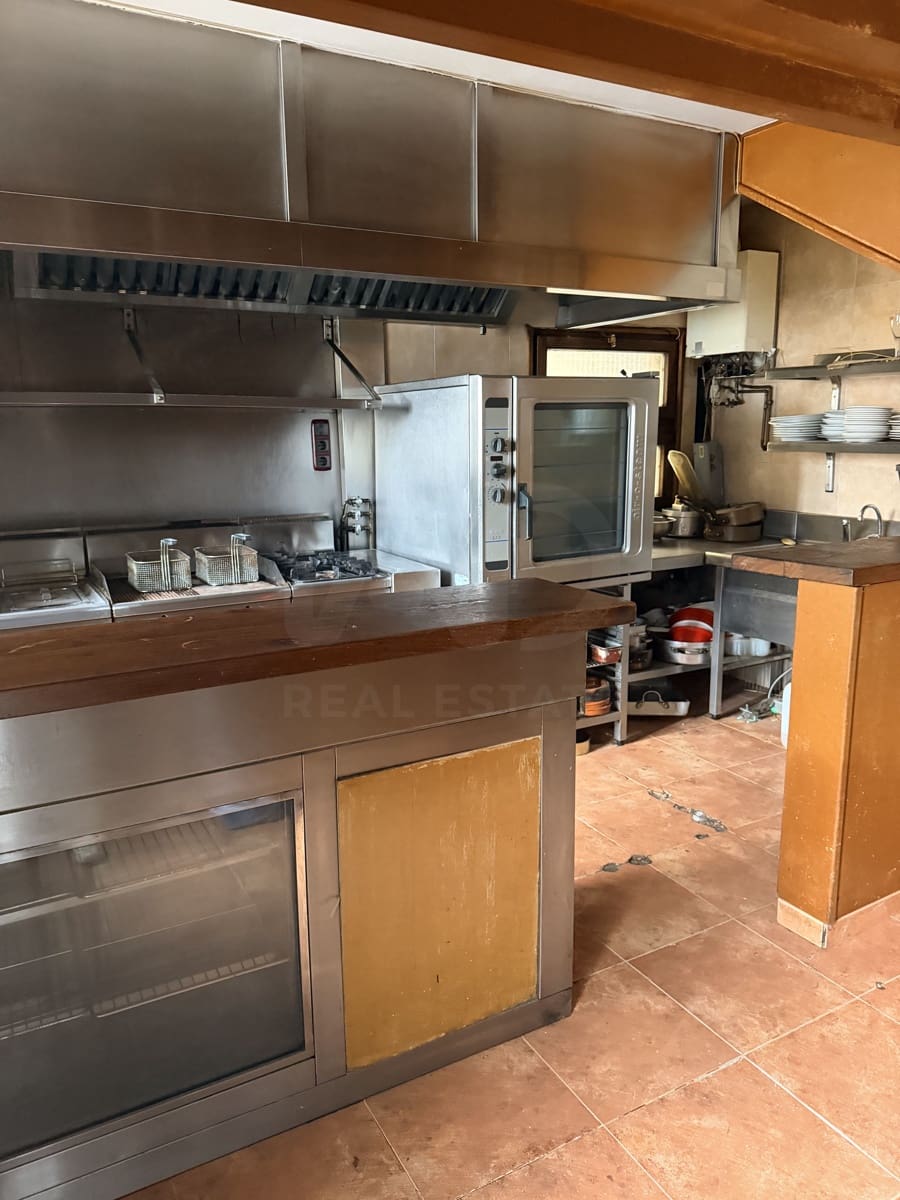 Commercial for sale in Leon city - € 220,000 (Ref: 10086771)
