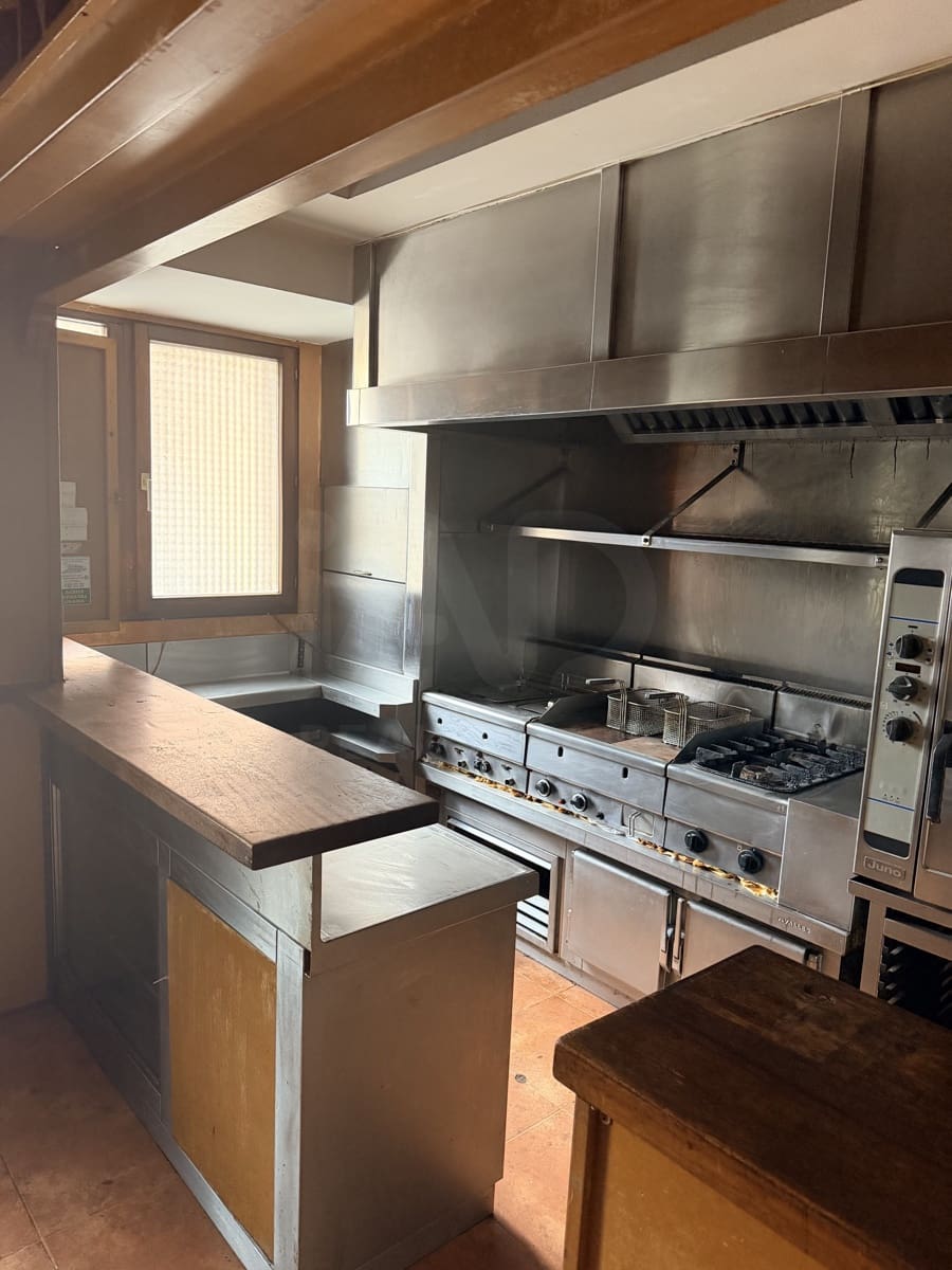 Commercial for sale in Leon city - € 220,000 (Ref: 10086771)