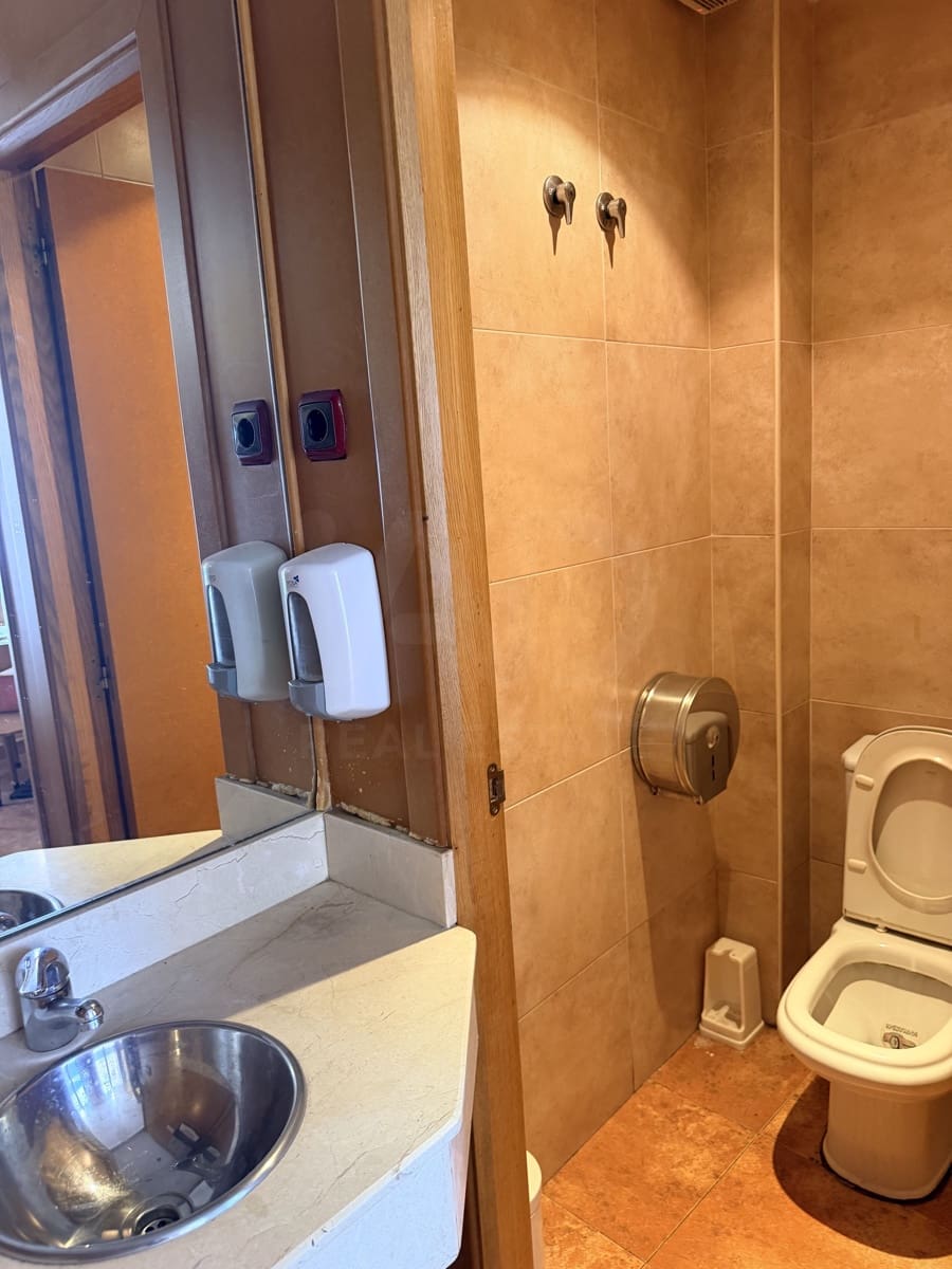 Commercial for sale in Leon city - € 220,000 (Ref: 10086771)