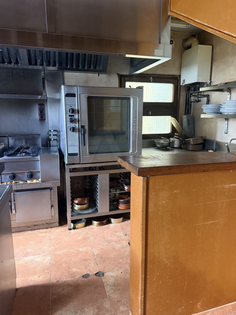 Commercial for sale in Leon city - € 220,000 (Ref: 10086771)
