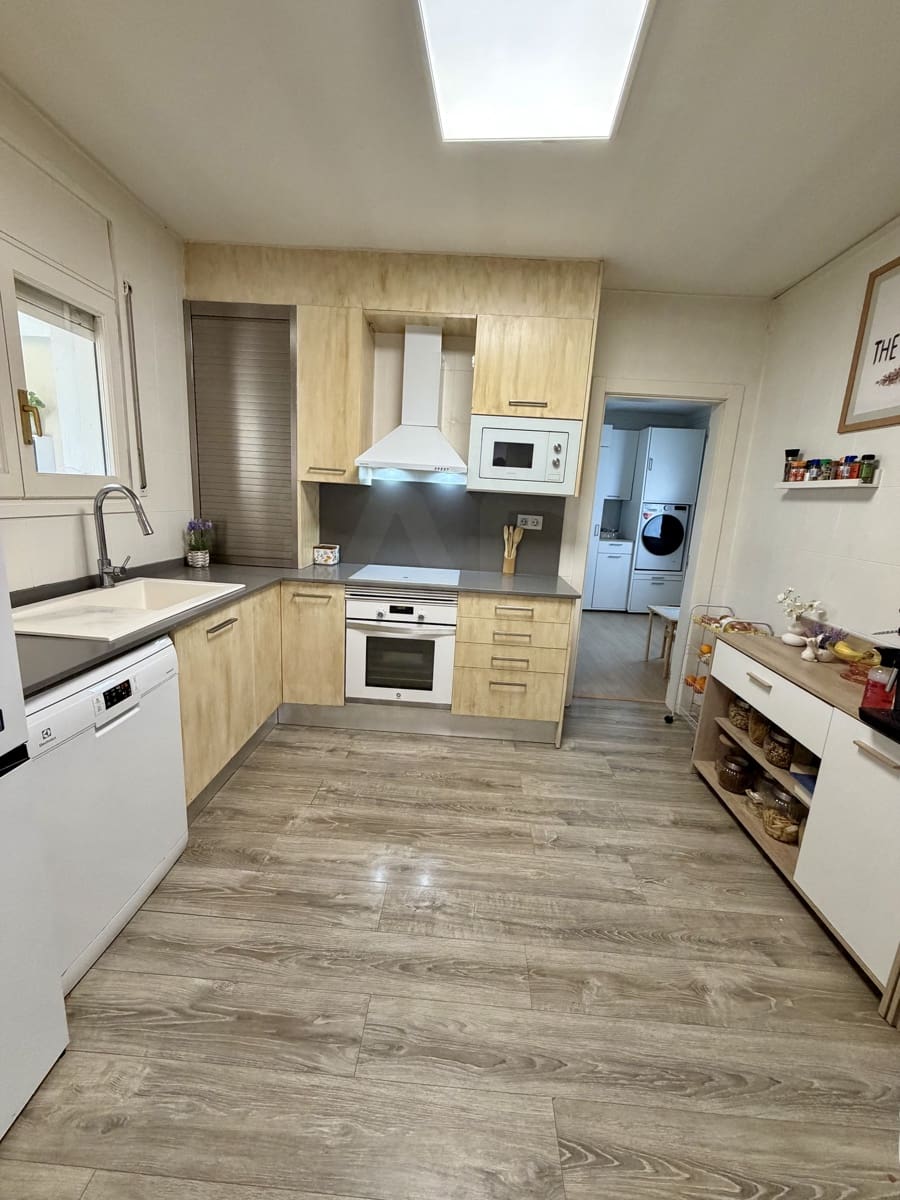 4 bedroom Townhouse for sale in La Bisbal del Penedes with garage - € 262,000 (Ref: 10094079)