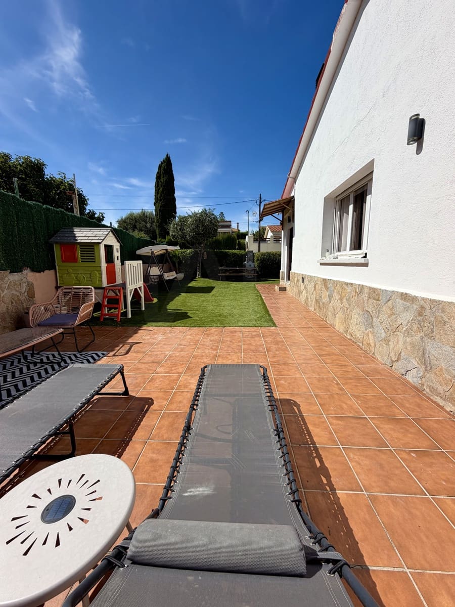 4 bedroom Townhouse for sale in La Bisbal del Penedes with garage - € 262,000 (Ref: 10094079)