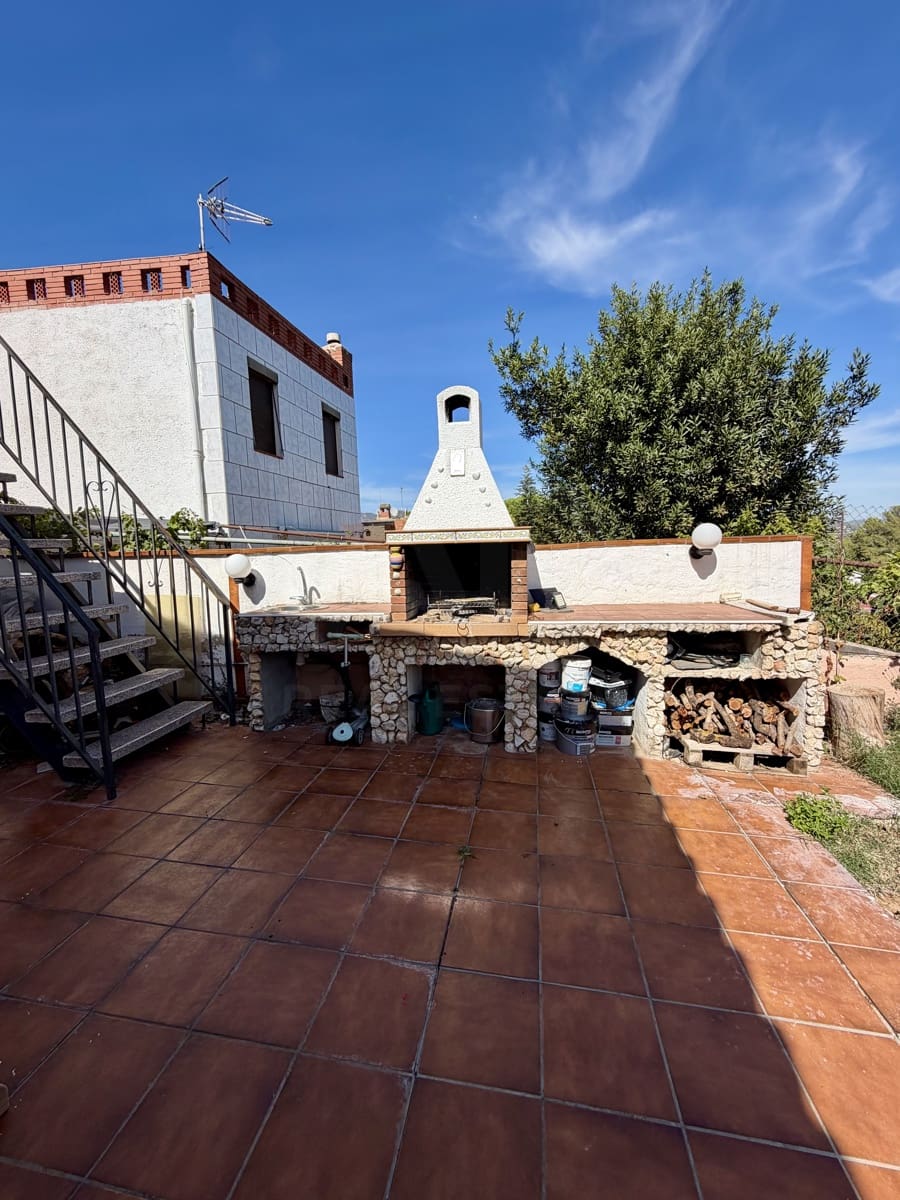 4 bedroom Townhouse for sale in La Bisbal del Penedes with garage - € 262,000 (Ref: 10094079)