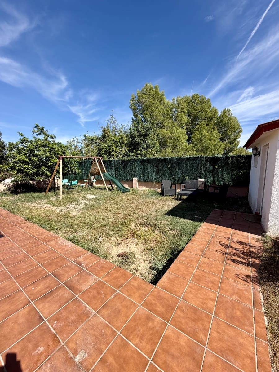 4 bedroom Townhouse for sale in La Bisbal del Penedes with garage - € 262,000 (Ref: 10094079)