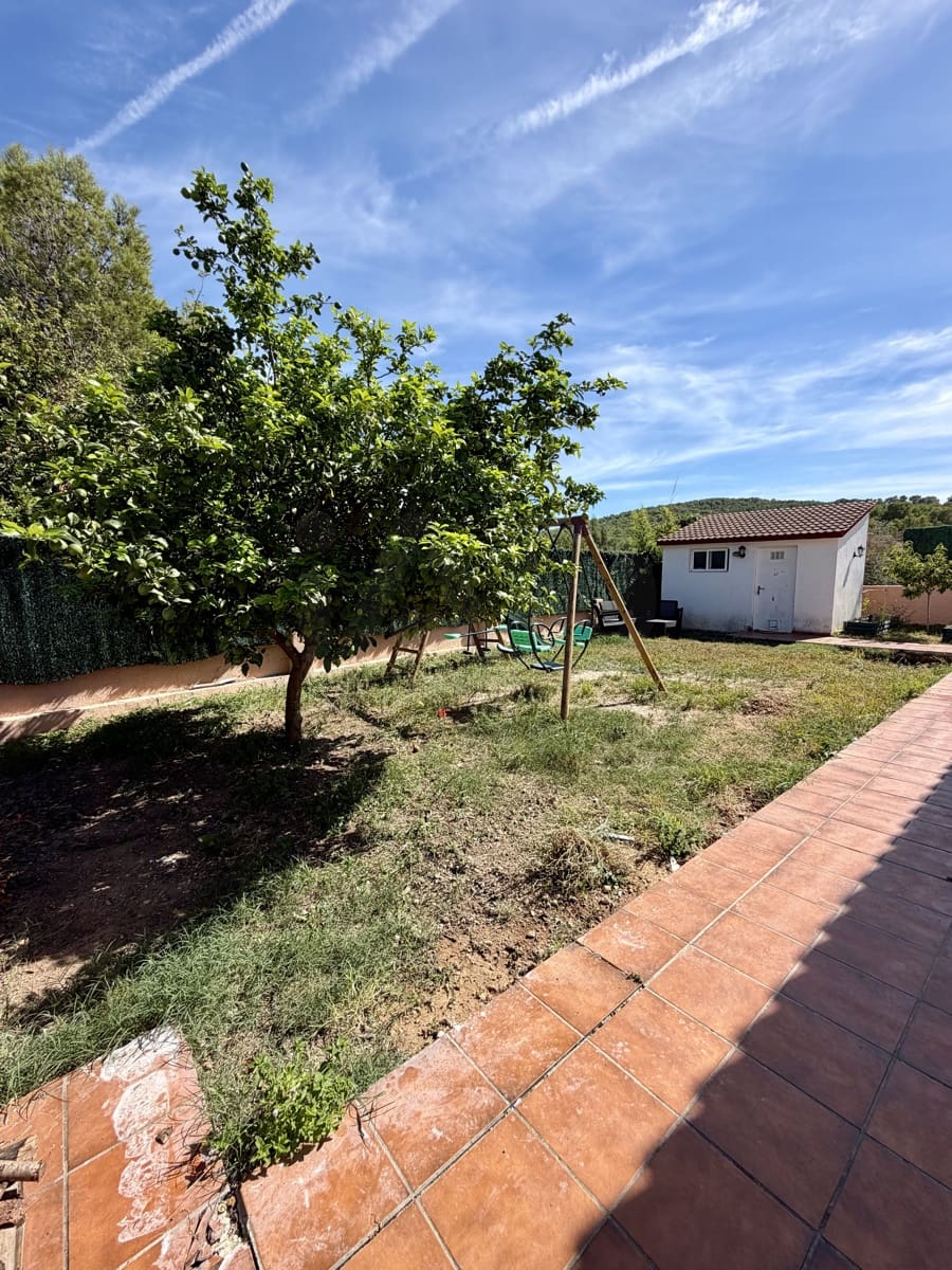 4 bedroom Townhouse for sale in La Bisbal del Penedes with garage - € 262,000 (Ref: 10094079)