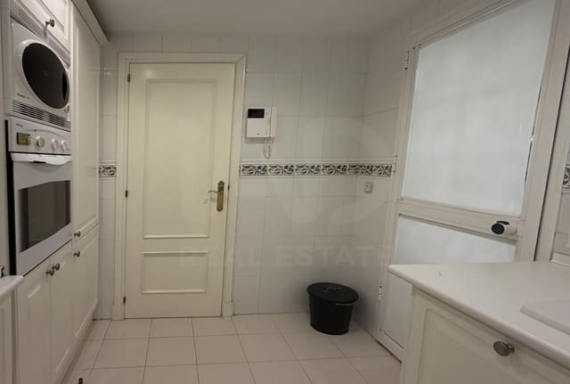 2 soverom Leilighet til leie i Marbella med svømmebasseng garasje - € 2 450 (Ref: 10095545)
