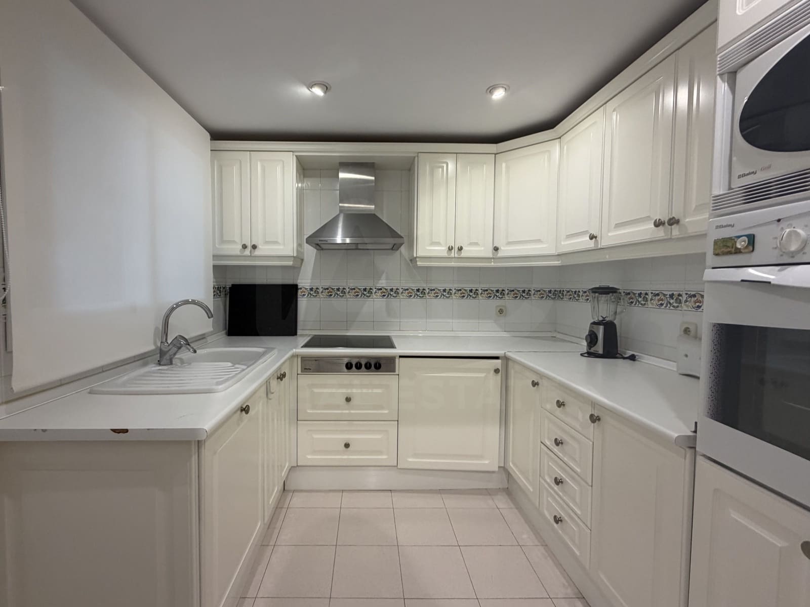 2 soverom Leilighet til leie i Marbella med svømmebasseng garasje - € 2 450 (Ref: 10095545)