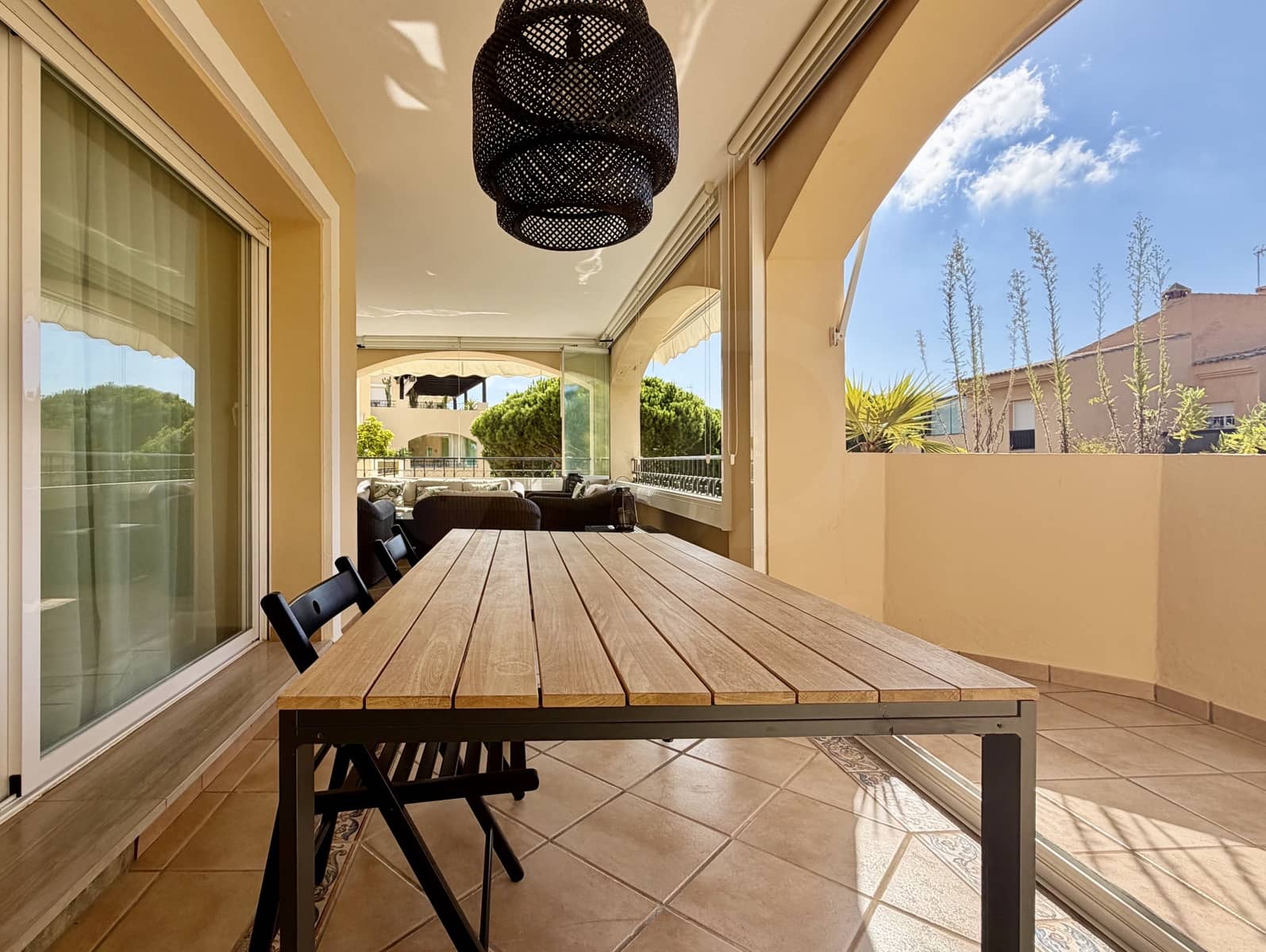 2 soverom Leilighet til leie i Marbella med svømmebasseng garasje - € 2 450 (Ref: 10095545)