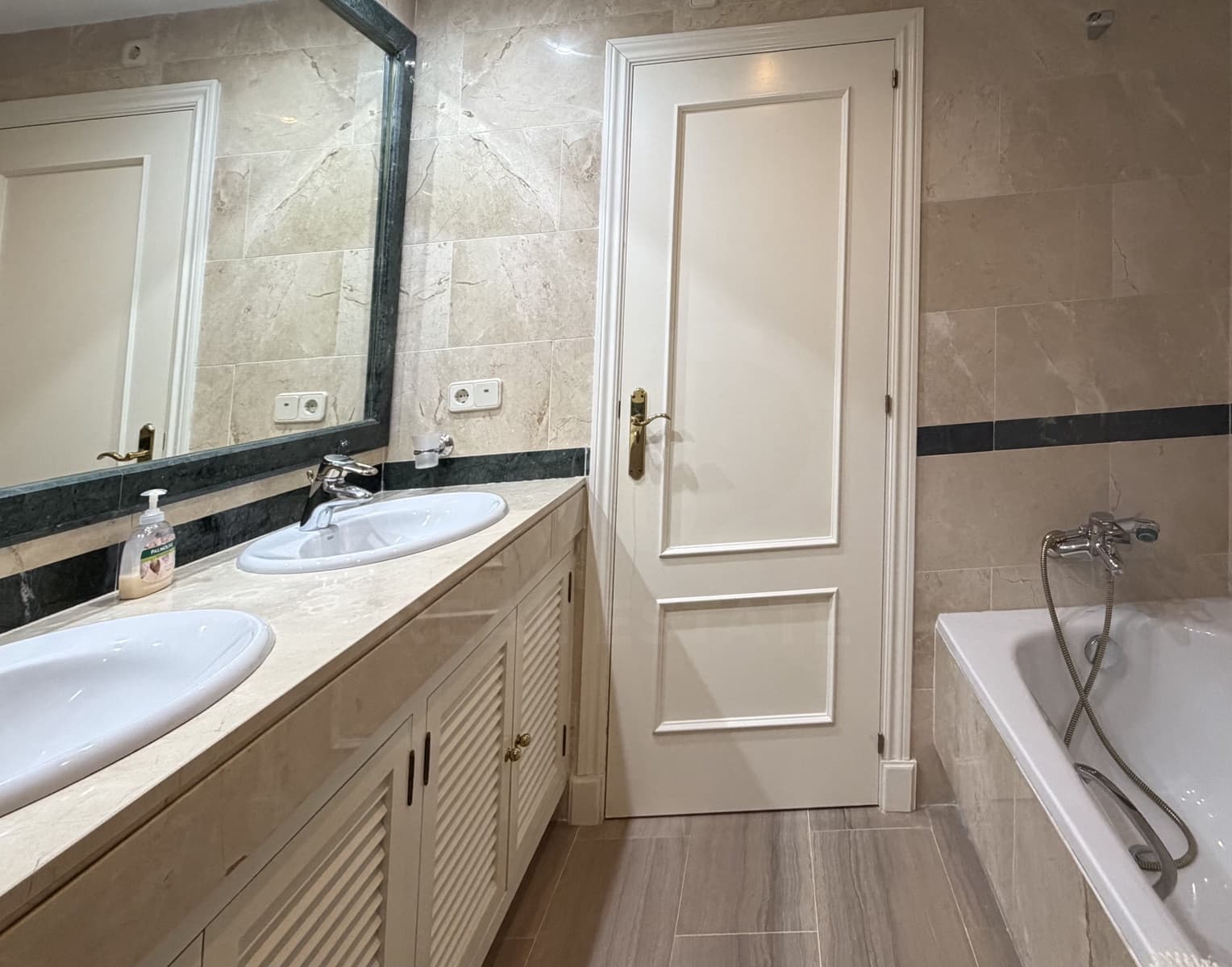 2 bedroom Apartment for rent in Marbella with pool garage - € 2,450 (Ref: 10095545)