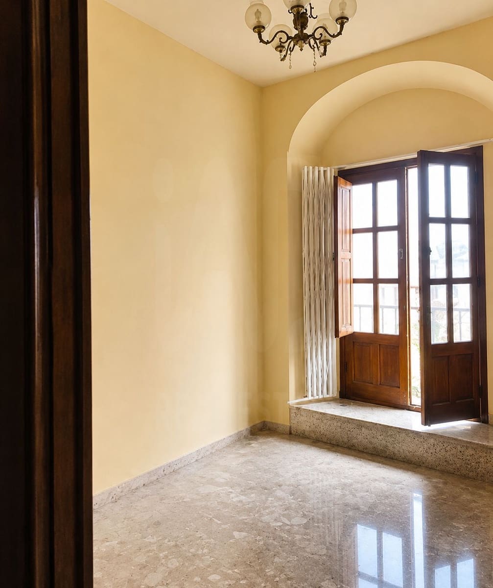 6 bedroom Townhouse for sale in Ecija with garage - € 120,000 (Ref: 10098985)