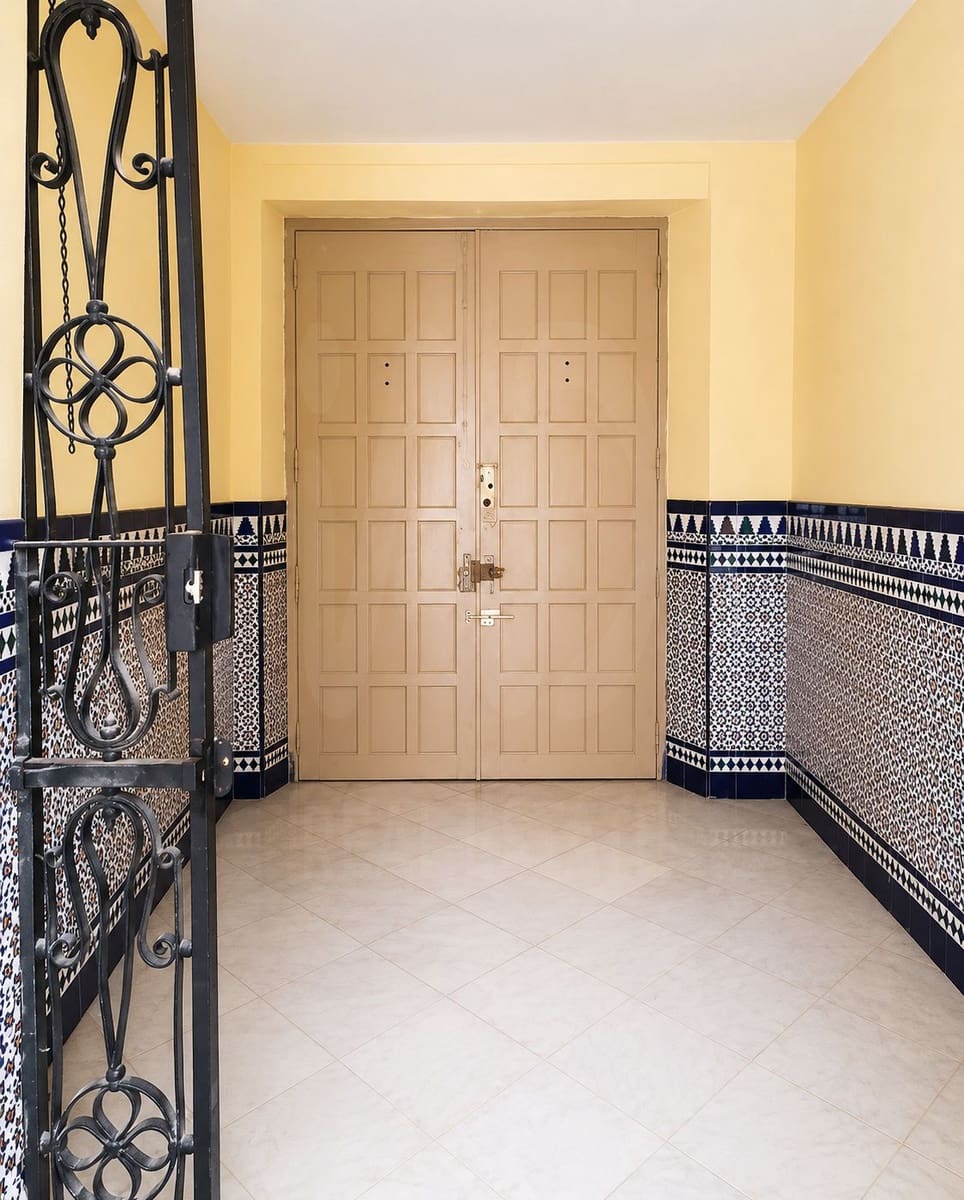 6 bedroom Townhouse for sale in Ecija with garage - € 120,000 (Ref: 10098985)