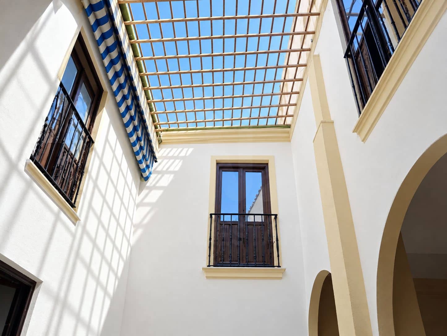 6 bedroom Townhouse for sale in Ecija with garage - € 120,000 (Ref: 10098985)