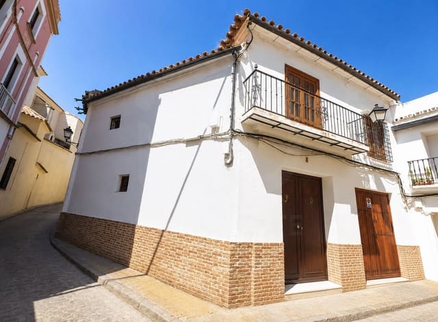 6 bedroom Townhouse for sale in Ecija with garage - € 120,000 (Ref: 10098985)