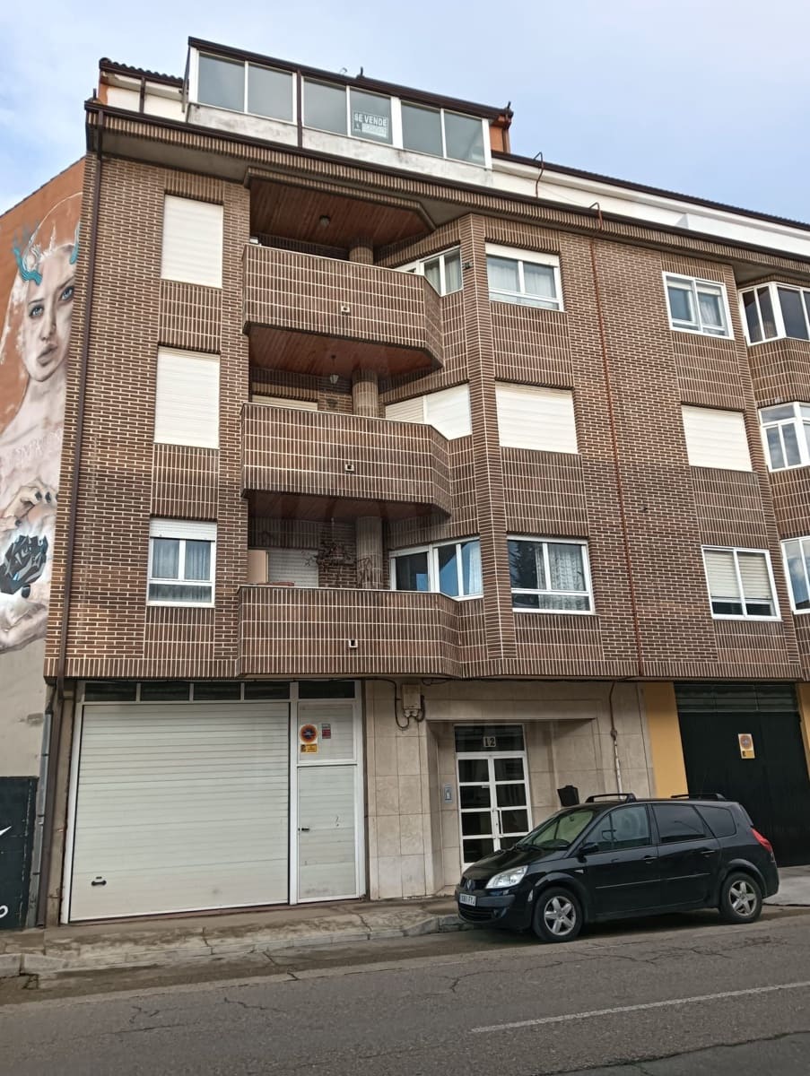 3 bedroom Penthouse for sale in La Baneza - € 85,000 (Ref: 10098989)
