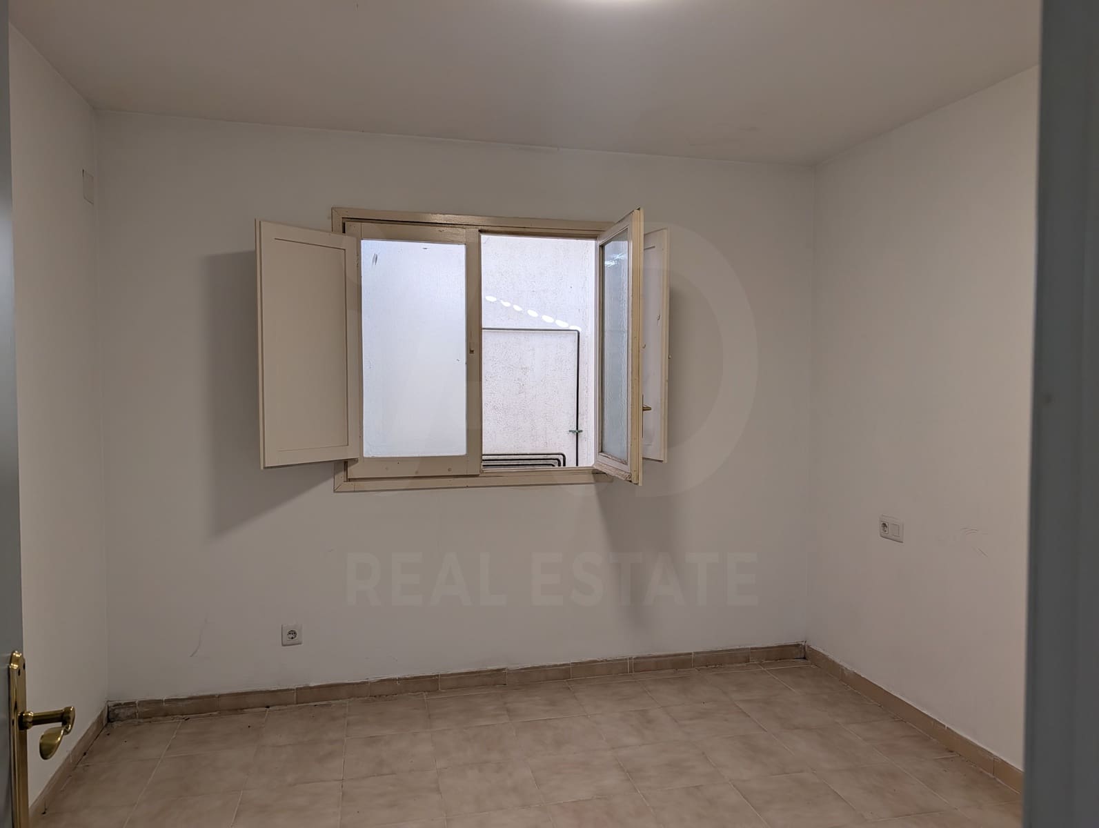 1 bedroom Commercial for sale in Vilafranca del Penedes with garage - € 58,000 (Ref: 10099002)