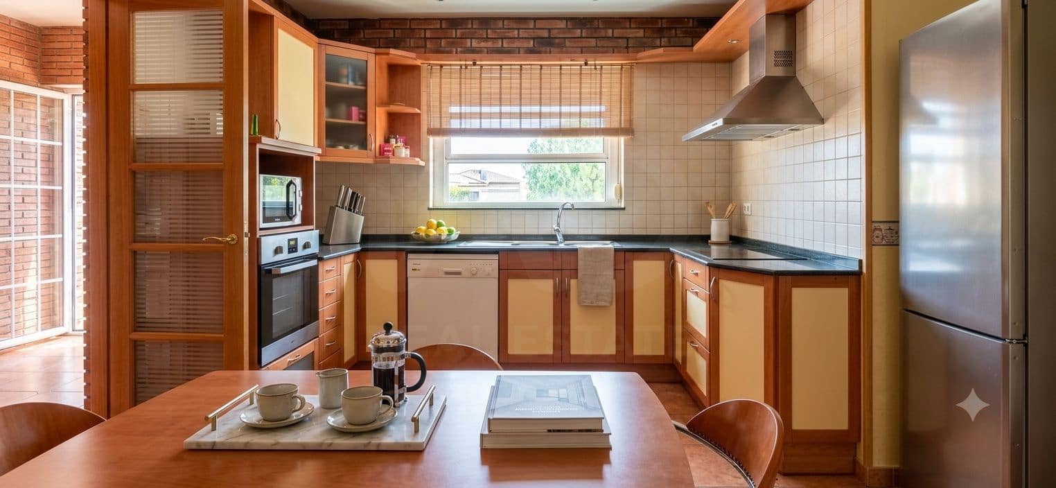 4 slaapkamer Huis te koop in Olerdola met zwembad garage - € 545.000 (Ref: 10110402)