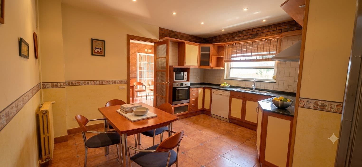 4 slaapkamer Huis te koop in Olerdola met zwembad garage - € 545.000 (Ref: 10110402)